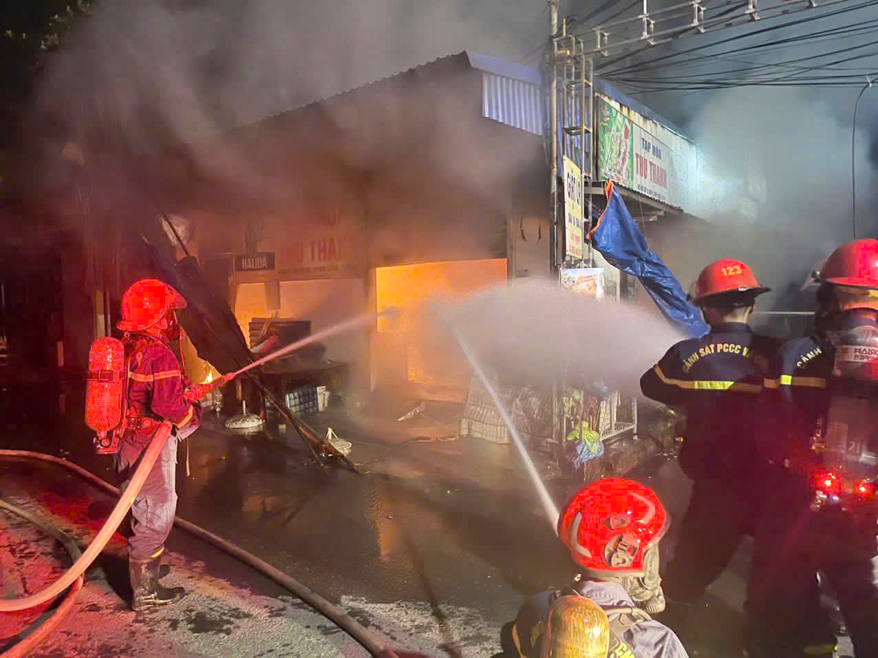 Kịp thời dập tắt đám cháy tại nhà ở kết hợp kinh doanh ở xã Thuỷ Triều, huyện Thuỷ Nguyên